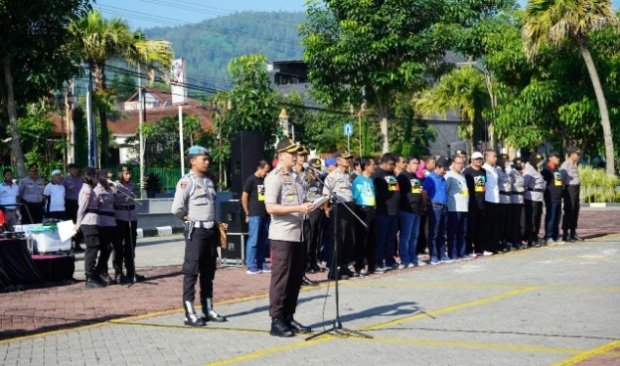 Foto: Kapolres Batu, AKBP Budi Hermanto, SIK, M.Si saat memberikan pemaparan pada Apel pagi di Hari Peduli Sampah Nasional 2019