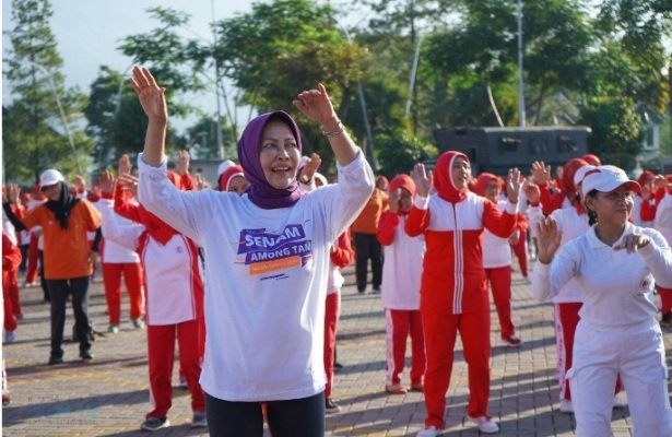 Foto: Walikota Batu, Dewanti Rumpoko saat senam Dahlan Iskan Style bersama masyarakat Kota Batu
