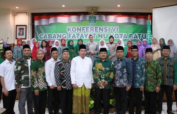 Foto: Walikota Batu, Dewanti Rumpoko saat sesi foto bersama pada acara Pembukaan Konferensi IV Pimpinan Cabang Fatayat NU Kota Batu