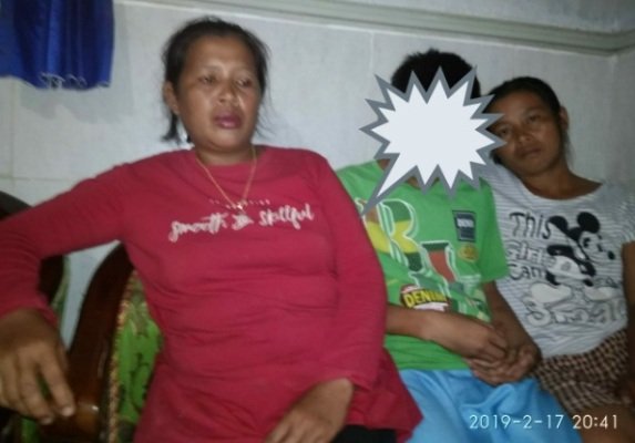 Foto: Korban S diapit keluarganya