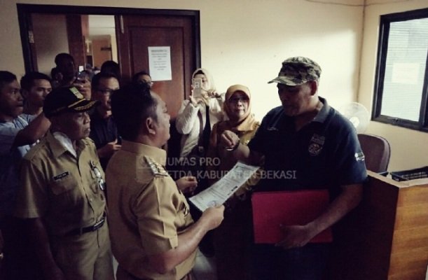 Foto: Plt. Bupati Bekasi saat Sidak Pelayanan Masyarakat hingga Infrastruktur di Babelan