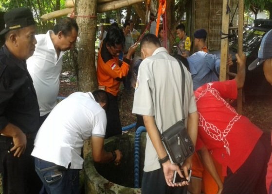 Foto: Proses evakuasi mayat laki-laki dari dalam sumur di pamekasan
