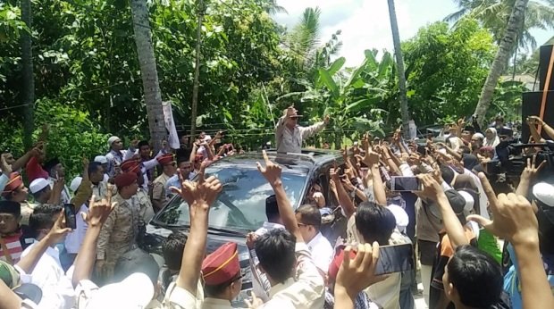 Foto: Prabowo Subianto ditengah ribuan para pendukungnya di Sumenep