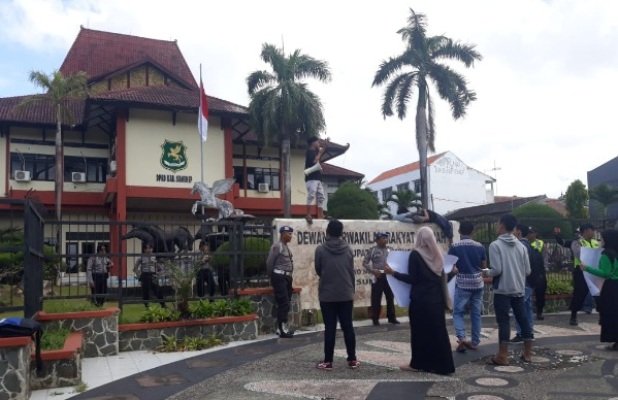 Foto: Puluhan pemuda saat melakukan aksi demo tambak udang ilegal