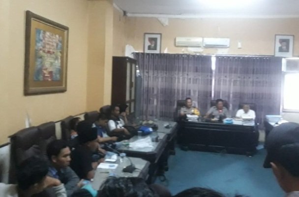 Foto: puluhan pendemo saat di ruang komisi II DPRD Sumenep