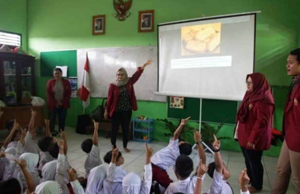 Foto: Penyampaian Materi kepada siswa kelas 1 SDN Tunjung Sekar 3 Malang