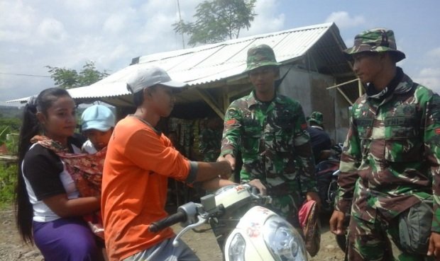 Foto: Personil TMMD usai bantu sepeda warga macet