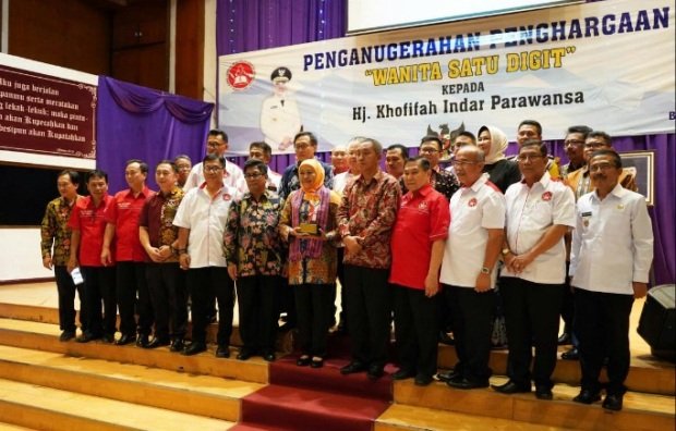 sesi foto bersama pada giat HUT ke-58 tahun YPPI Batu