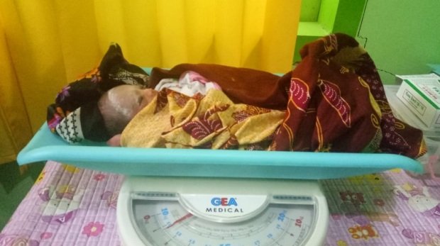 Foto: Bayi malang yang dibuang di kuburan saat di Puskesmas Talango