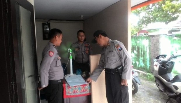 Foto: Perwira Bag Ops Polres Sampang AKP Asni Yabani saat melakukanpengecekan