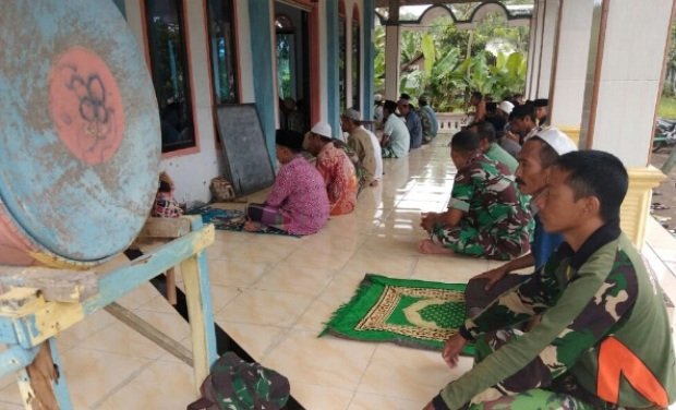 Foto: Satgas TMMD saat tunaikan shalat di masjid