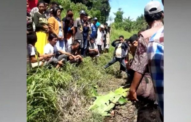 Foto: mayat tanpa identitas yang ditemukan warga jember didekal rel KA