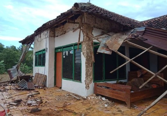 Foto: Salah satu rumah warga yang rusak diterjang puting beliung