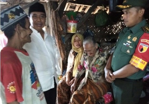 Foto: Kunjungan Satgas TMMD ke 104 ke rumah Bu tipah di Jember