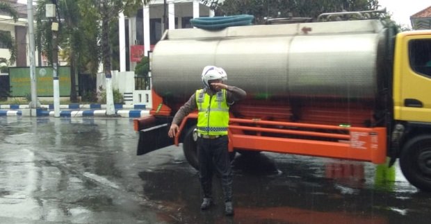 Foto: Bripka Agus saat mengatur arus lalulintas di depan PN sampang