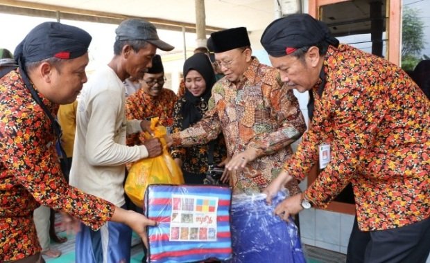 Foto: Bupati sumenep A Busyro Karim saat menyerahkan bantuan pada korban puting beliung di Kecamatan Saronggi