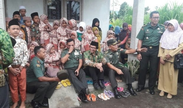 Foto: Tim Wasev  TMMD ke 104 saat Tinjau Pembangunan Musholla dan memberikan Santunan Kepada Santri