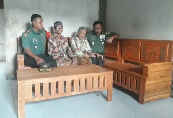 Foto: Dandim 0824 Jember usai memberikan Kursi kepada Ibu Tuna Netra