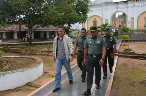 Foto: Kadispenad dan Kapendam V/Brawijaya, saat melakukan peninjauan Pengerjaan TMMD di Sumenep