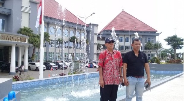 Foto: Sodiq Deo (kiri) bersama Hari Budi Wiyono, usai mengecek air mancur didepan Balai  Kota Among Tani Pemkot Batu