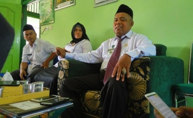 Foto: Salehudin, Kepala Sekolah SMA Batuan saat dimintai konfirmasi media di kantornya, Rabu (20/3/2019)