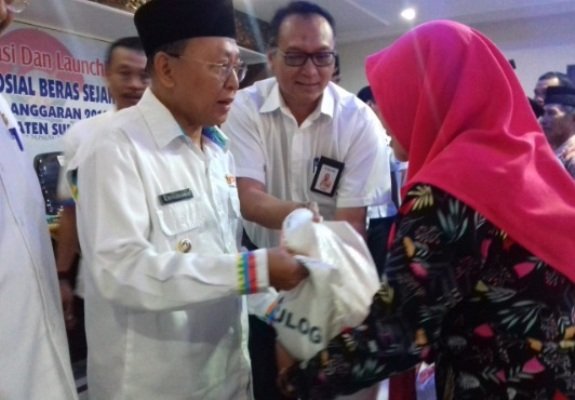 Foto: Bupati sumenep A Busyro Karim saat menyerahkan Bansos Rastra secara simbolis