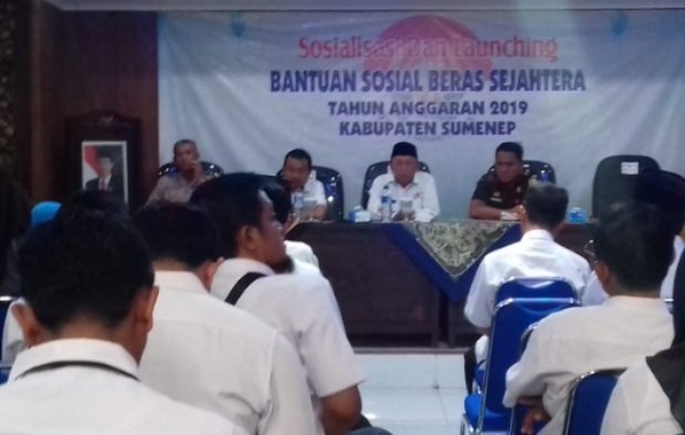 Foto: Bupati sumenep A Busyro Karim saat louncing Bansos Rastra 2019