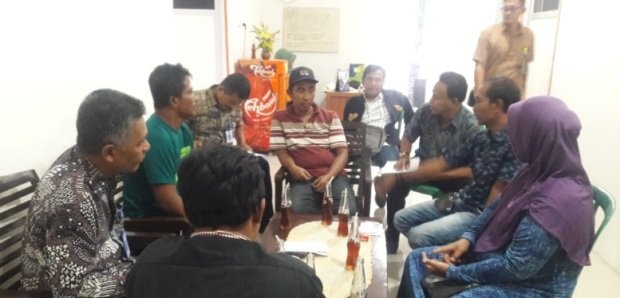 Foto: Masyarakat Sampang Kota yang sudah sepuluh tahun tidak menikamati air PDAM