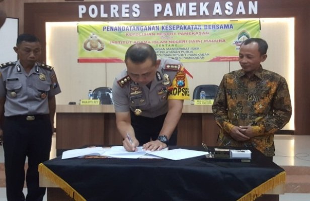 Foto: penandatanganan kesepakatan bersama Polres Pamekasanan dengan IAIN Madura