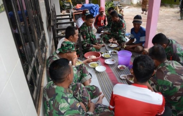 Foto: Keakraban Satgas TMMD bersama masyarakat