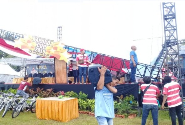 Foto: Panggung Utama Kerapan Sapi Kapolda Jatim Cup Ambruk