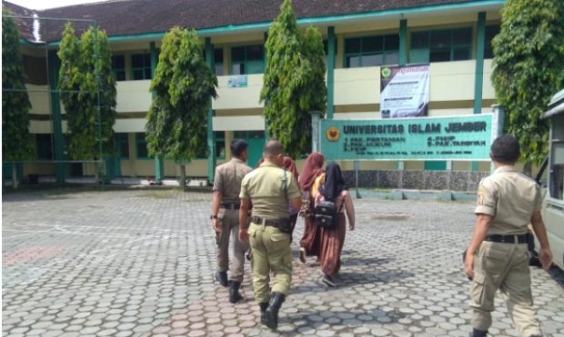 Foto: Empat siswi SMA saat diantar ke sekolah oleh petugas Satpol PP Jember