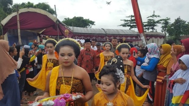 Foto: Suasana peresmian jembatan gantung di Desa Mabung Nganjuk
