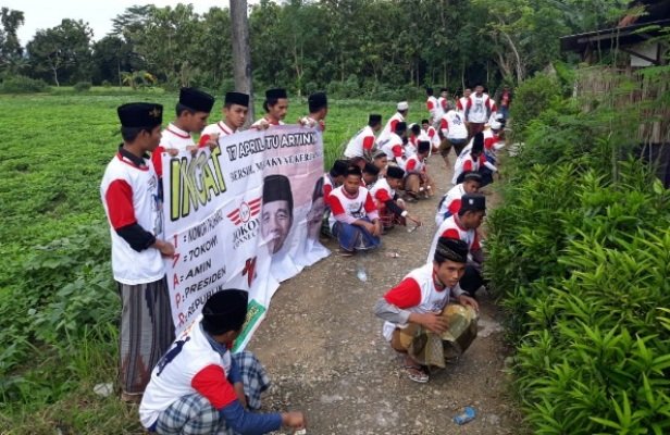 Foto : Ratusan Santri dan Alumni Pesantren saat melakukan bakti sosial.