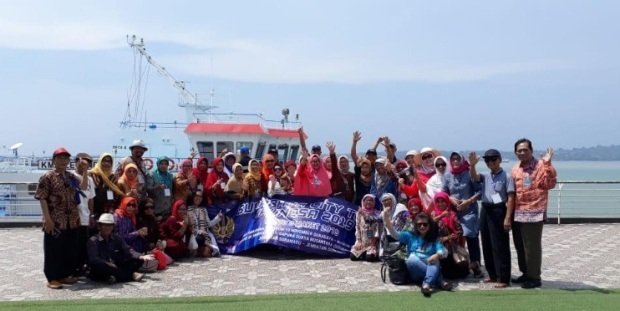 foto:  Para Pensiunan Unesa saat mengunjungi salah satu pariwisata
