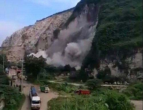 Foto: Longsor di Gunung Kapur Jember