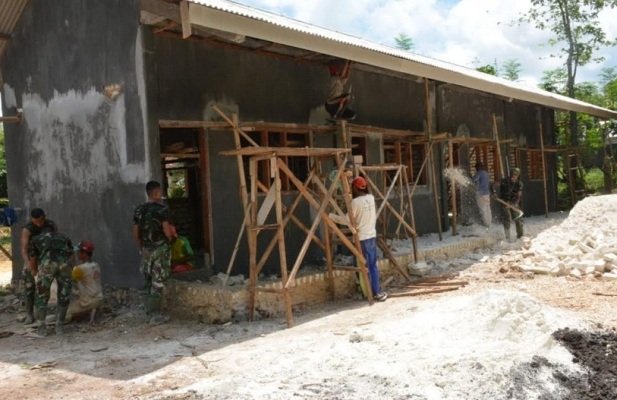 foto: satgas TMMD saat membangun madrasah