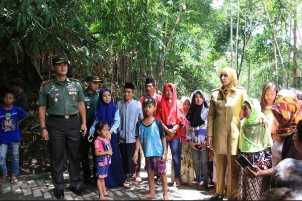 foto: setelah peresmian jembatan hasil pengerjaan TMMD Jember