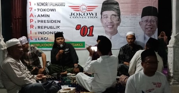 foto: masyarakat tampak menyimak penyaji