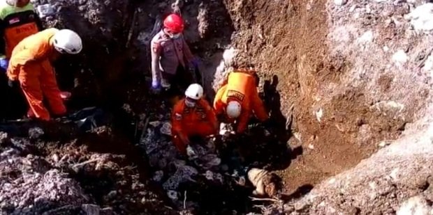 Foto: Korban longsor gunung kapur jember saat ditemukan