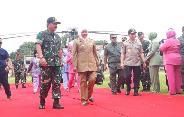 Foto: Kapolri, Panglima TNI dan Gubernur Jatim saat Mendarat di SMAN 3 Pamekasan