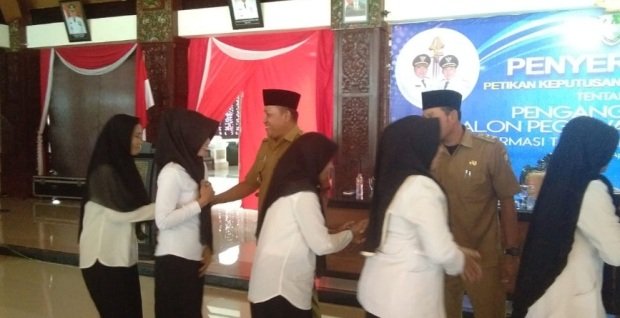 Foto: Bupati Sampang H. Slamet Junaidi  saat menyalami PNS yang baru dilantik