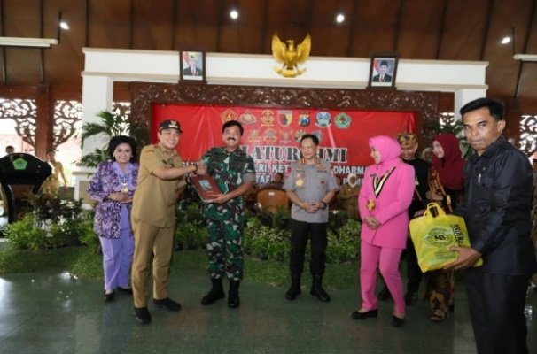 foto: panglima TNI melakukan serah terima