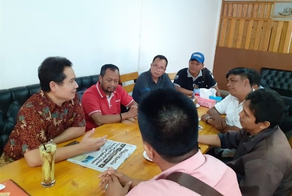 dede nampak berdiskusi