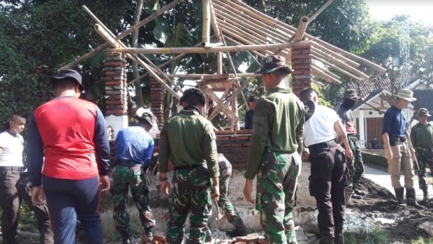 Foto: Satlak Macan Latsitardanus XXXIX Jember saat Renovasi RTLH dan Pos Kamling