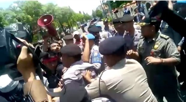 Foto: Aktivis mahasiswa Sumenep bentrok dengan polisi