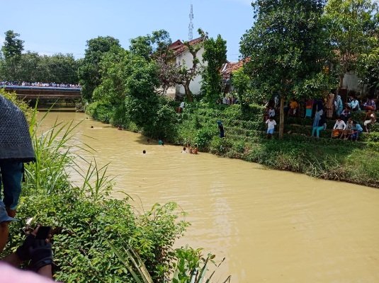 foto: evakuasi bocah SD di Sungai Toroan Sampang