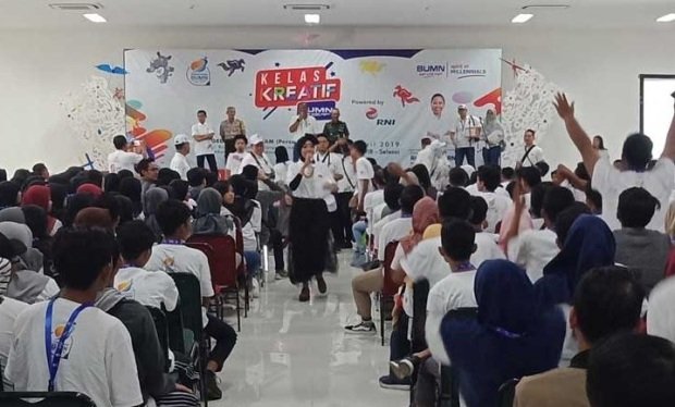 Foto: PT RNI  bagi-bagi doorprize kepada peserta Kelas Kreatif di Sumenep