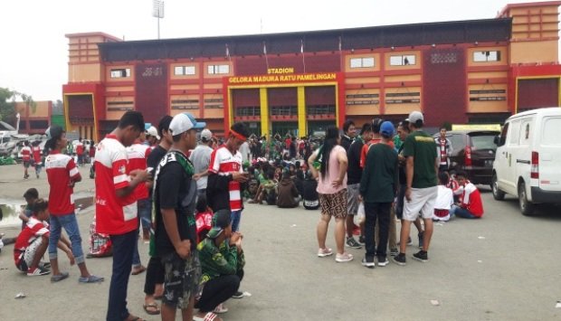 Foto: suasanan penonton saat masih diluar lapangan