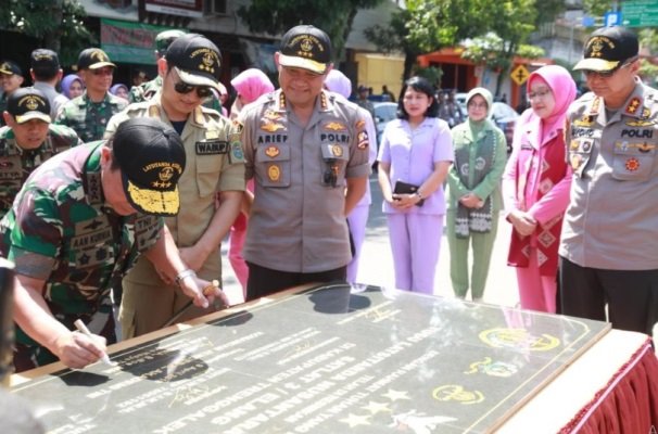 foto: peresmian tugu integrasi 